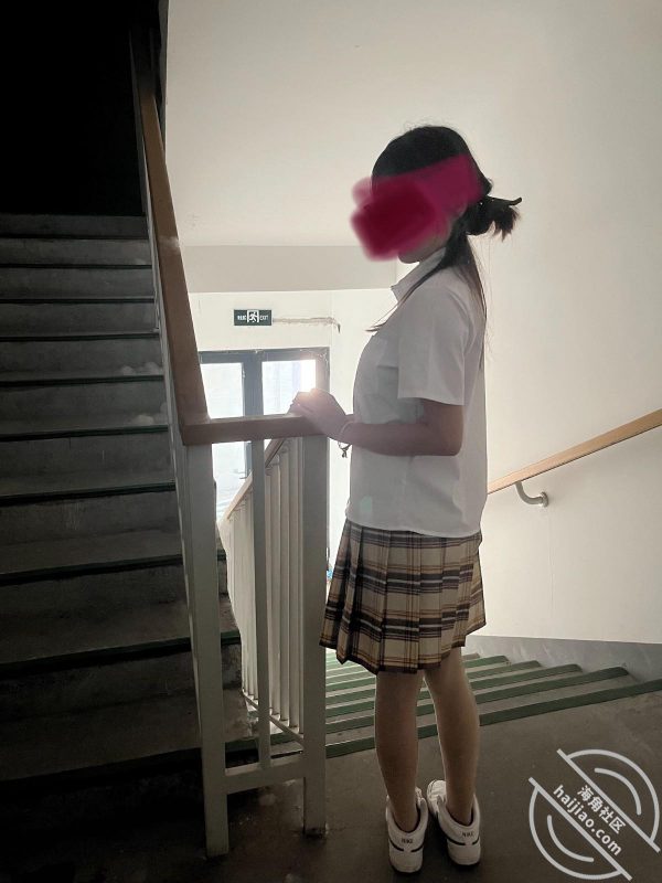 作者：和妹妹同居的生活 《精华户外（原创）刚考上大学的妹妹来到大城市和我同居…18学校内做爱》-老宋小屋