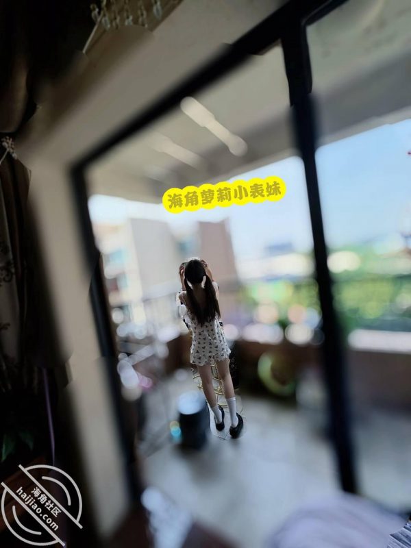 作者：萝莉小表妹 《【原创视频23】抓住假期的尾巴，客厅里沙发上表妹口交很溜，地上再次内射她》-老宋小屋