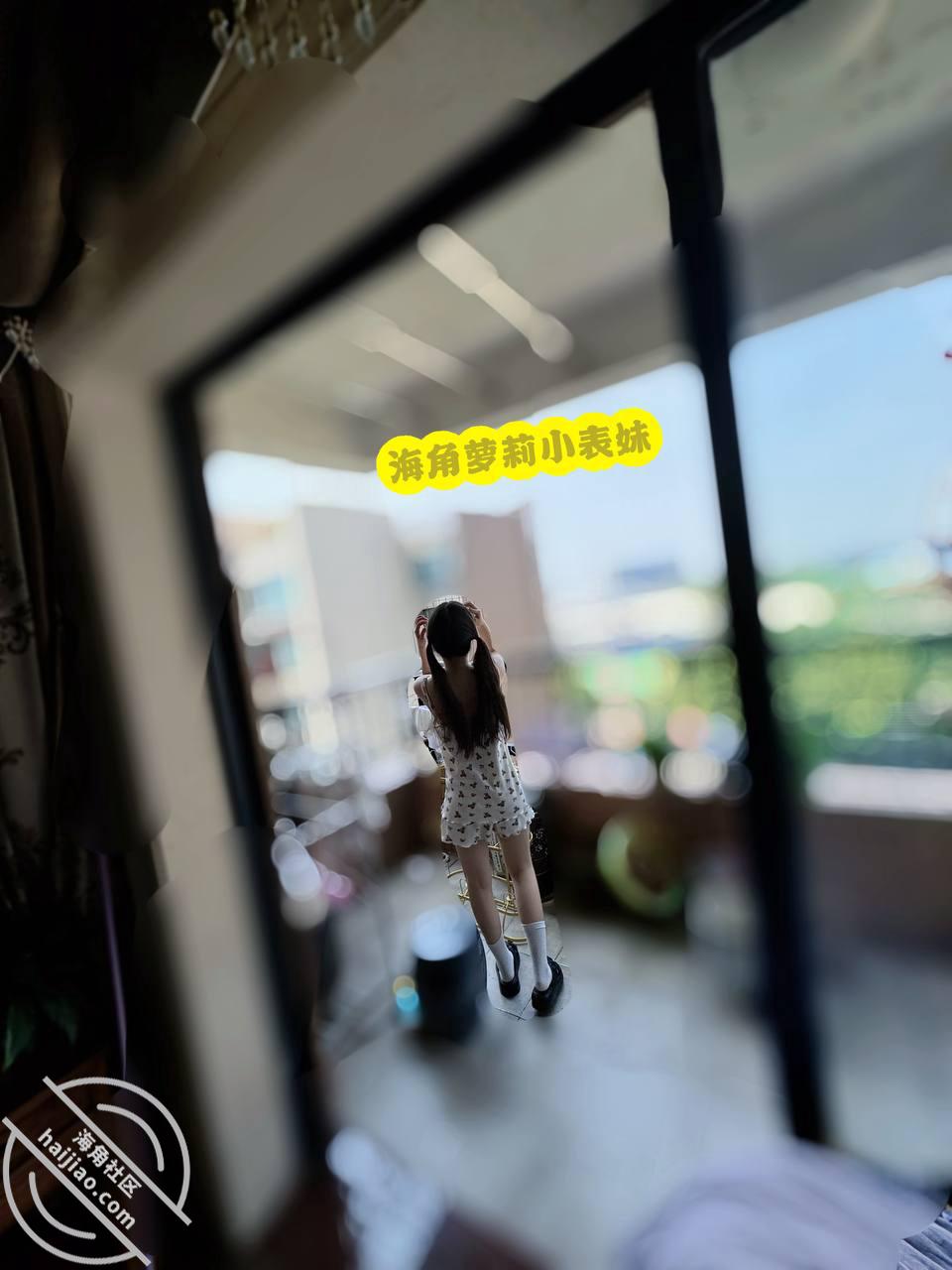 图片[1]-作者：萝莉小表妹 《【原创视频23】抓住假期的尾巴，客厅里沙发上表妹口交很溜，地上再次内射她》-老宋小屋