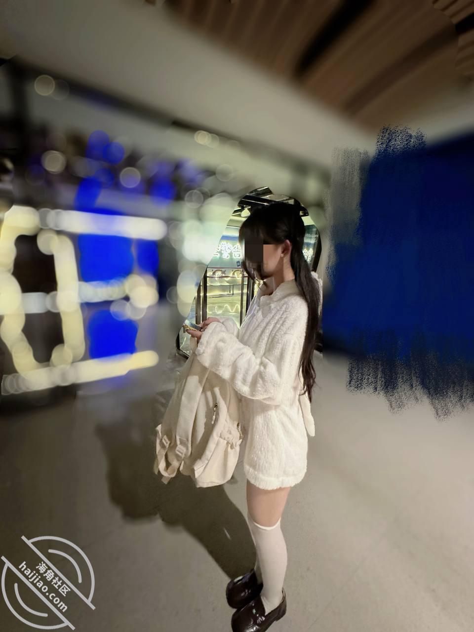 图片[1]-作者：萝莉小表妹 《【原创视频51】影院里酒精上头，扒开我的裤子口嗨，滑滑梯狭小空间猛操一顿》-老宋小屋