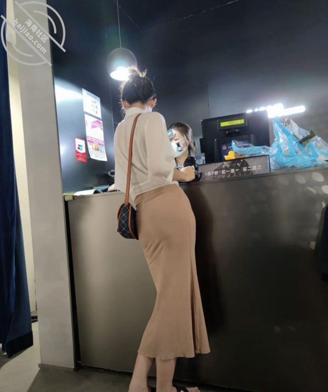 作者：我爱我滴家 《（原创）姐夫前脚刚回店里，我就把亲姐按在沙发上猛操，然后把姐姐给内射了。》-老宋小屋