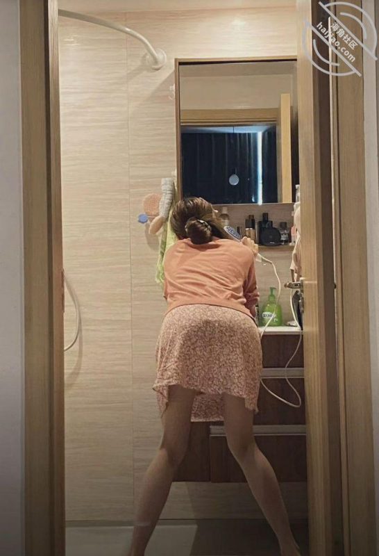 作者:我爱我滴家 《(原创)姐夫和老爸在楼下喝酒,我趁机溜进房间把醉酒的姐姐强上内射了》-老宋小屋