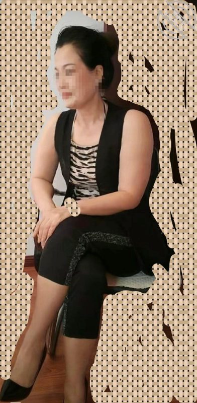 作者：熟控大胖 《原创。下雨天好朋友同事小胖的妈妈自己在家，阿姨微醺状态被我无情抽插》-老宋小屋