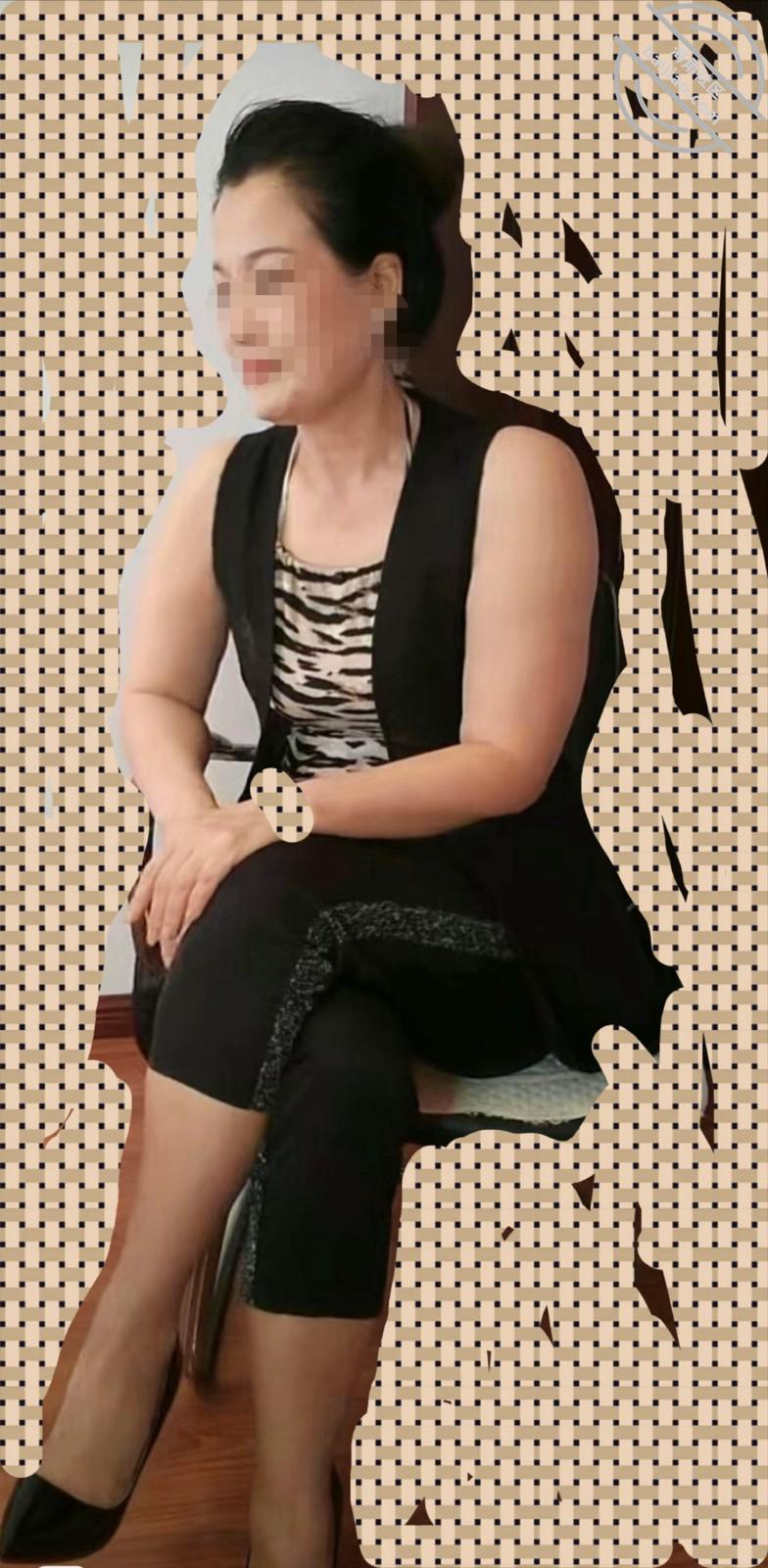 图片[1]-作者：熟控大胖 《原创。下雨天好朋友同事小胖的妈妈自己在家，阿姨微醺状态被我无情抽插》-老宋小屋