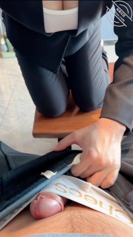 作者：尤物小嫂子 《《原创》与发小老婆约会发小发小打来电话，发小老婆居然接着电话吞吐鸡巴！》-老宋小屋