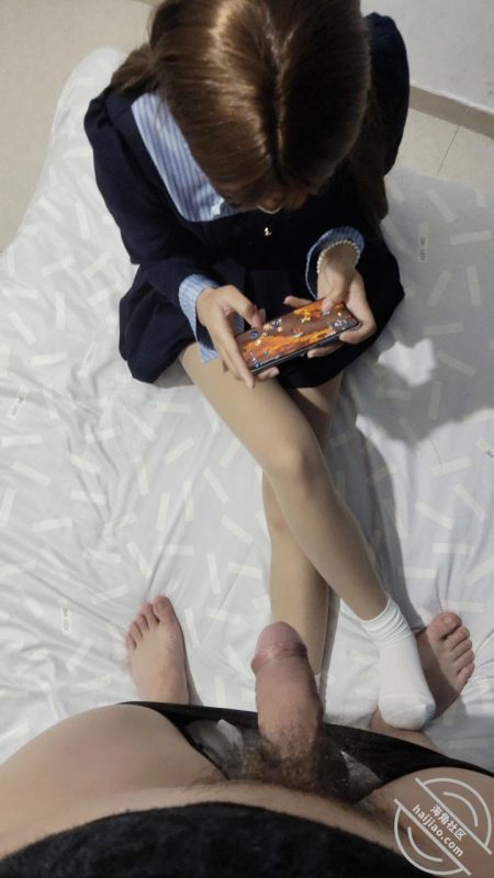 作者：想睡我妹小宁 《【原创最新视频】妹妹欲拒还迎的样子真让我痴迷，喜欢抓着白袜脚内射》-老宋小屋