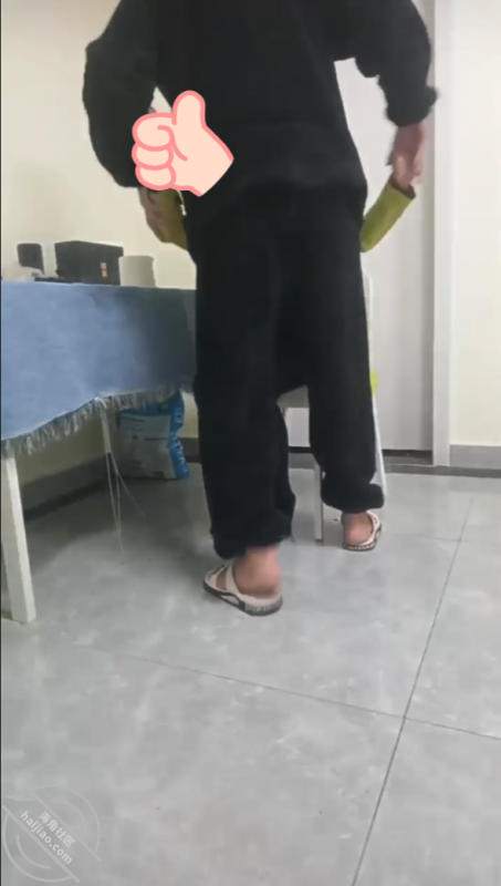 作者:调教丈母娘 《(真实原创)八、用丈母娘的自慰视频强迫她为我口交爆操!丝袜都快撕烂了!》-老宋小屋