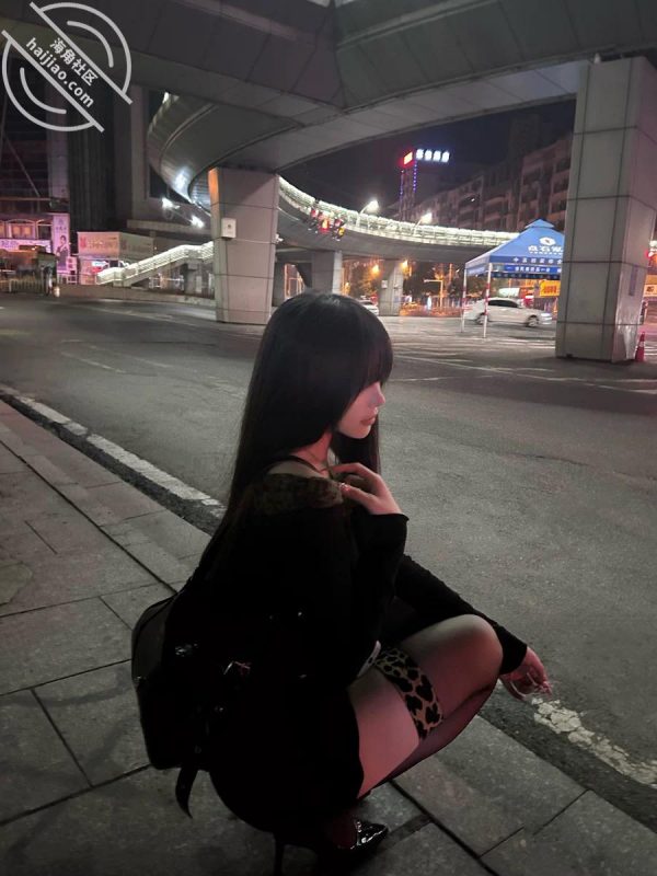 作者：我是奶气草莓 《【奶气原创108】痴汉尾随美女 强操至高潮后竟被她老公发现暴打》-老宋小屋