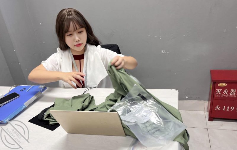 作者：舅妈的爱情故事 《【真实乱伦】狗爬骑着舅妈溜公司 把舅妈按在地上当狗操 惊险狗爬》-老宋小屋