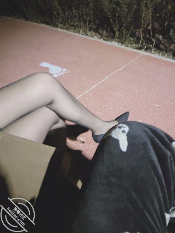 作者:拿走妹妹的处女 《92 (原创视频贴) 穿着黑丝的妹妹我没忍住在公园操了!》-老宋小屋