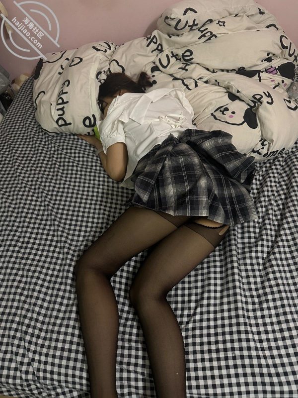 作者：我有个萝莉小表妹 《【13】这期是表妹Jk黑丝美腿~口交吞精调教，无套插进入…吞精把她整吐了》-老宋小屋