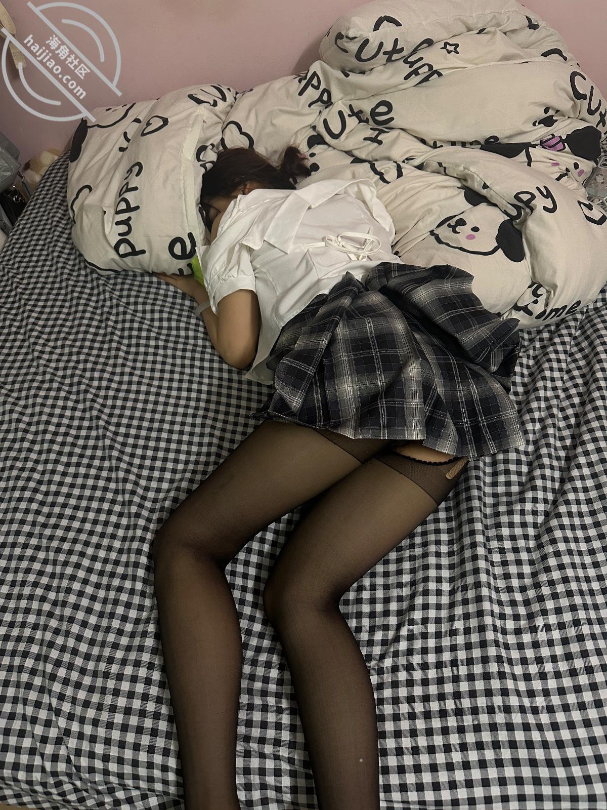 图片[1]-作者：我有个萝莉小表妹 《【13】这期是表妹Jk黑丝美腿~口交吞精调教，无套插进入…吞精把她整吐了》-老宋小屋