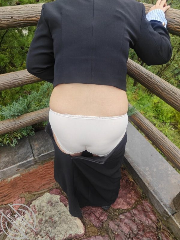 作者：操上少妇熟女御姐 《【轻熟表姐】22 中秋佳节户外约战表姐 表姐穿情趣内裤车震 赠送金币哈》-老宋小屋