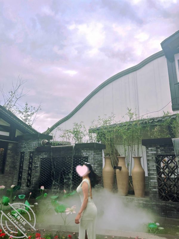 作者：肥肥姐姐 《【原创】终于和姐姐生米煮成熟饭，姐姐的骚逼很多水》-老宋小屋