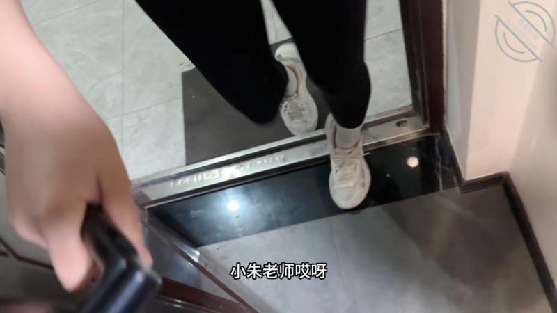 作者：与儿子幼儿园老师偷情 《小朱老师穿瑜伽服被我狂操的淫水连连，老公问她最近逼怎么有点松》-老宋小屋