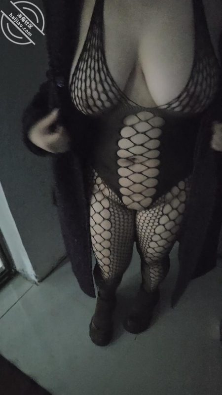 作者：我管堂妹叫嫂子 《【真实原创44】第一次体验惊心动魄的漏出做爱，在民宿门口后入堂妹》-老宋小屋