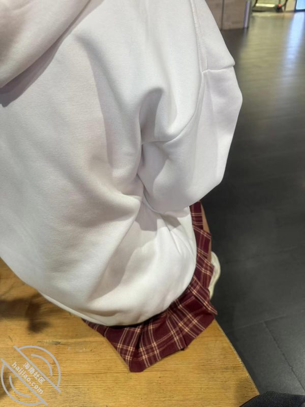 作者:攻略亲妹妹 《19.(原创)酒店里把妹妹的腿压在肩膀上操,妹妹说这样插得太深》-老宋小屋