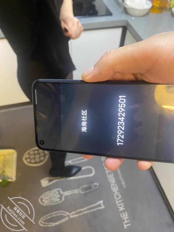 作者：海角_172923429501 《原创、厨房爆操兄弟老婆，口交深喉吐的地毯上都是。》-老宋小屋