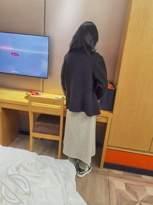 作者：我的极品表妹 《【原创】20岁极品长腿表妹的长视频来啦，三十五分钟》-老宋小屋