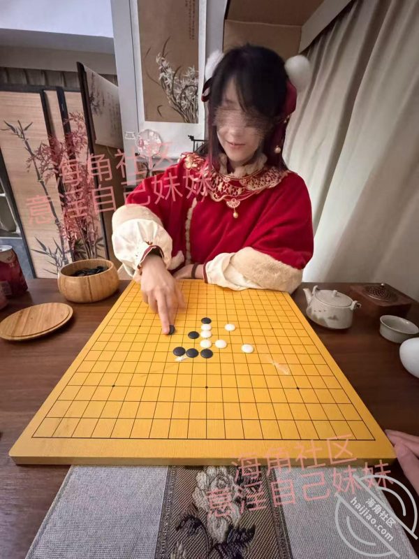 作者：意淫自己妹妹 《【原创视频139】新年第一炮，妹妹身穿马面裙化身小财神榨精》-老宋小屋