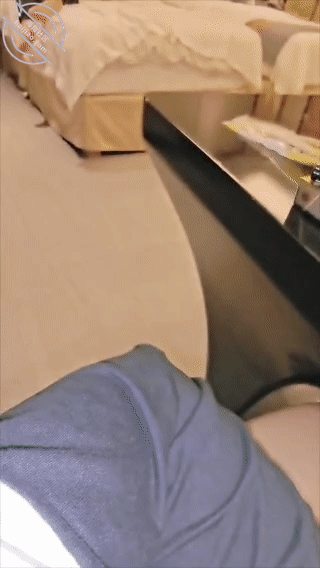 作者：亲姐的诱惑 《【原创视频】116在小外甥面前操姐姐，被他发现后他说不看我们，他要看手机》-老宋小屋