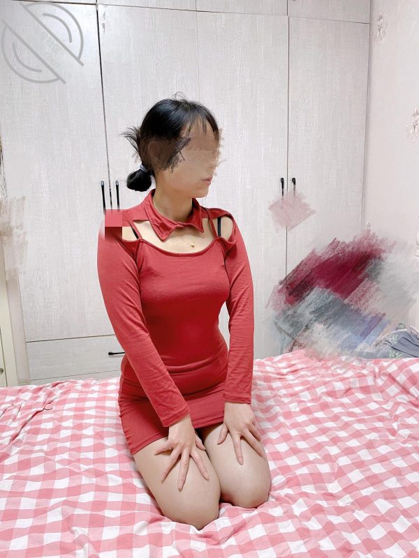 作者：强奸少妇邻居 《（原创视频）给少妇邻居按摩把她上了，说以后不让她老公操只让我，居然还吞精》-老宋小屋