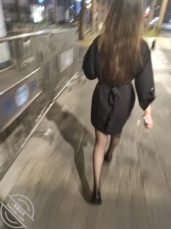 作者：和女老板的故事 《33.五一在海底捞厕所和老板做爱，外面人来人往真刺激！》-老宋小屋