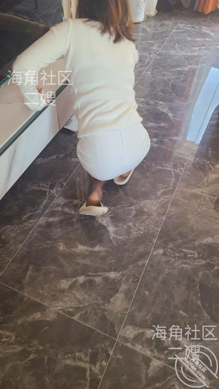 作者：二嫂 《【二嫂 原创】我哥在卧室整理合同，我却在客厅摸她老婆肉臀》-老宋小屋