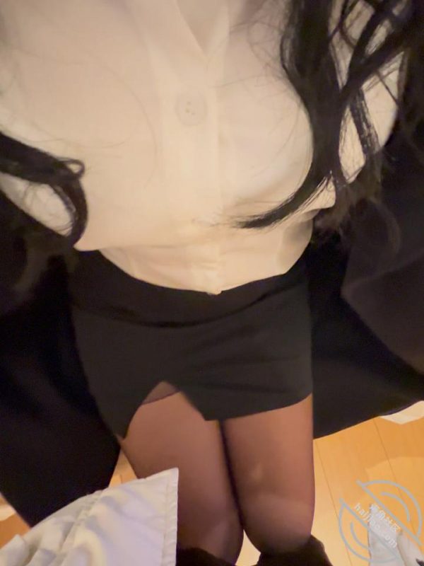 作者：会喷水的亲姐姐 《【原创64分钟】情人节和醉意姐姐酒店持续做爱，不仅给我足交还被我插着入睡》-老宋小屋