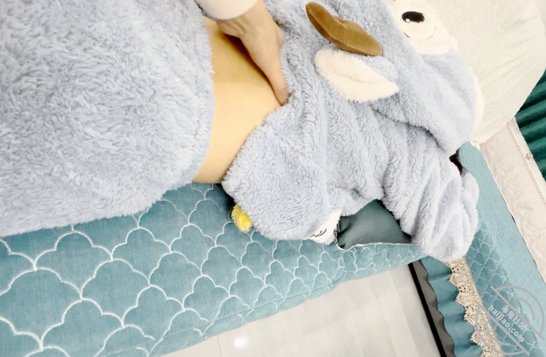 图片[1]-作者：爱上自己的亲妹妹 《【海角超清原创】给20岁的亲妹妹在沙发上按摩，按出汁液后顺势插进她的蜜穴》-老宋小屋