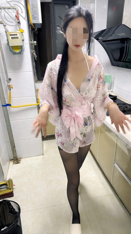 作者：会喷水的亲姐姐 《【超清50分】姐姐穿骚睡衣等我下班，厨房喷的到处都是，电影院又内射她一次》-老宋小屋