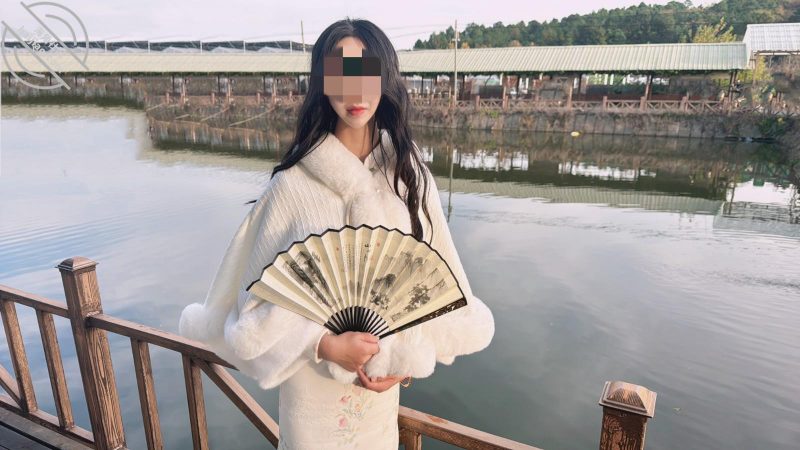 作者：会喷水的亲姐姐 《【原创视频】大姐禁欲半个月，吃了两下鸡巴嫩逼就开始拉丝，水都滴到脚上了》-老宋小屋