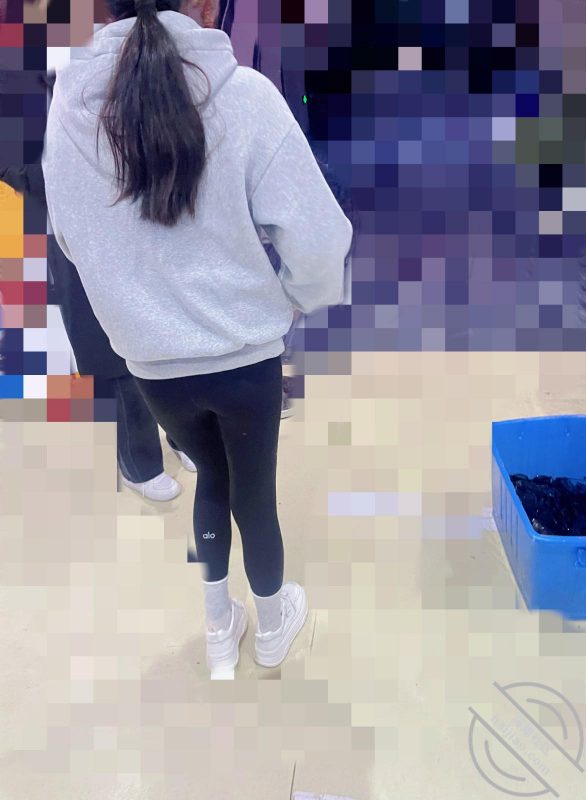 作者：我的母狗房东 《【原创视频】路边和母狗房东车震，做到一半强制拉出车外，骚穴全部射满》-老宋小屋