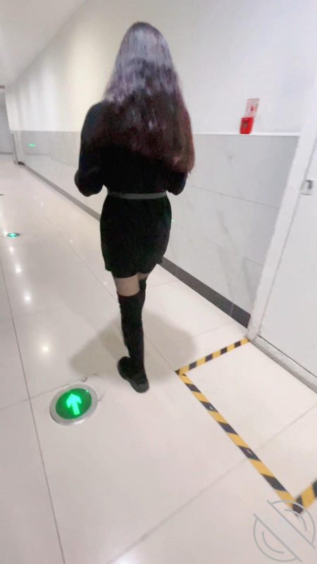 作者：我的母狗房东 《【原创视频】强拽骚母狗男厕调教，保洁阿姨进来都舍不得拔出来，说我们真会玩》-老宋小屋