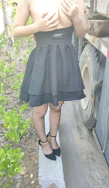 作者：叔叔与侄女的性福生活 《和侄女首次白天在有人的地方野战》-老宋小屋