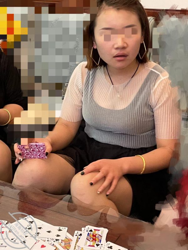 作者:我的巨乳亲表姐 《【原创】偷拍表姐的闺蜜们上厕所!第三弹 都是我认识人!太刺激了!》-老宋小屋