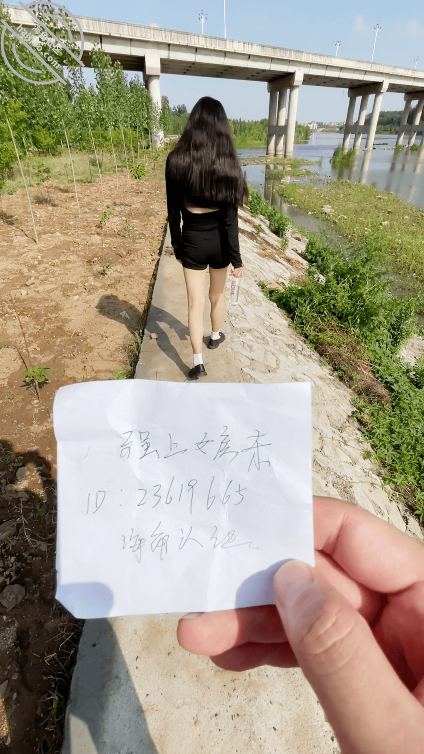 作者：我的母狗房东 《【原创视频】路过少妇房东所在地，三请八邀的才出来，按在河摊上操她！》-老宋小屋