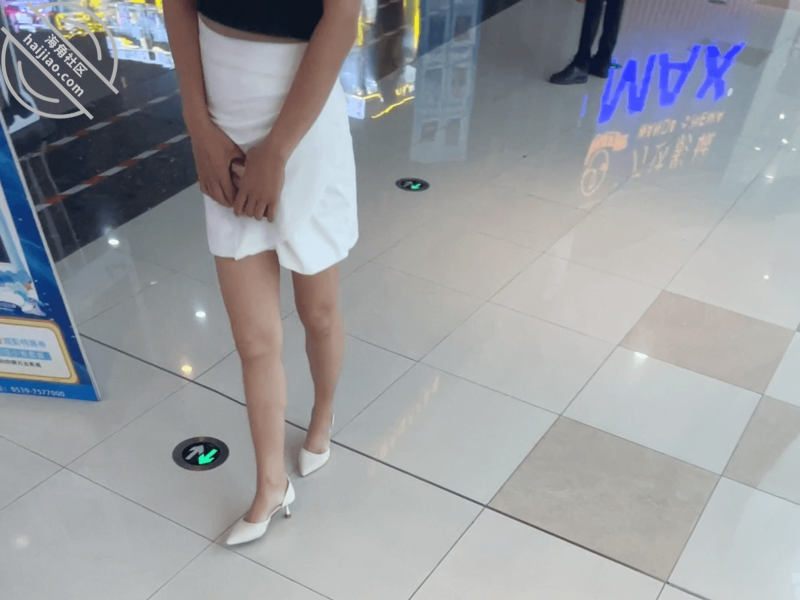 作者：我的母狗房东 《【原创视频】两天操五次女房东，不仅在摩天轮上操，连吃饭都要内射一发》-老宋小屋