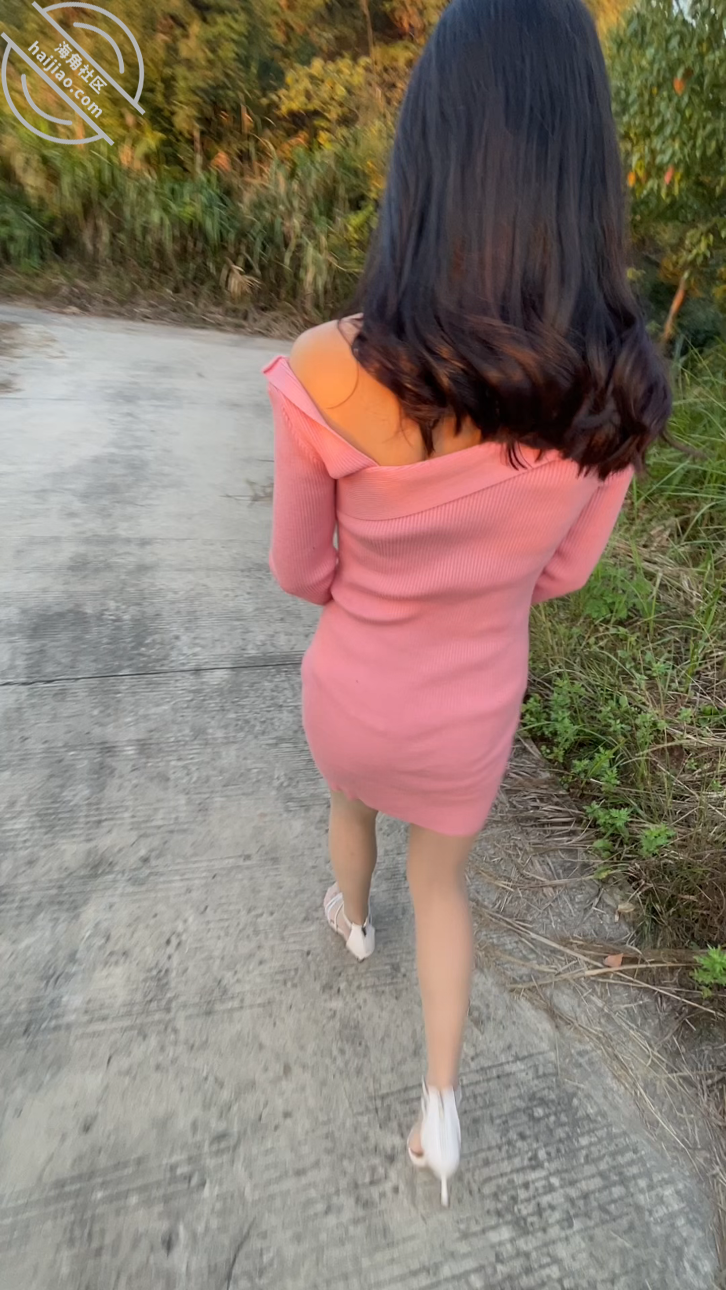 作者：我的母狗房东 《【原创视频】强拉少妇房东树林里举腿爆操，逼都被过路的看到了，到家继续干》-老宋小屋