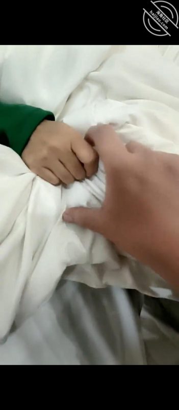 作者:极品丈母娘 《51、正和丈母娘艹逼中,老婆突然间醒了,差点吓软了》-老宋小屋