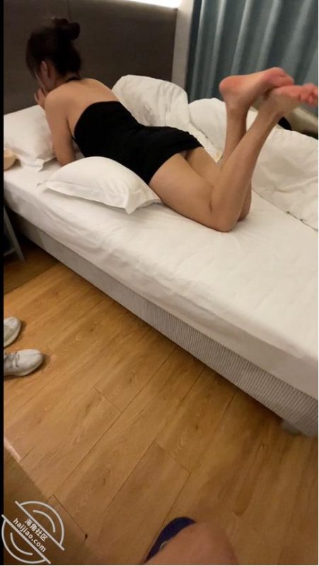 作者:妈妈的丰乳肥臀 《【海角原创22】趁着老妈和情人打电话,必须狠狠干老妈的骚逼》-老宋小屋