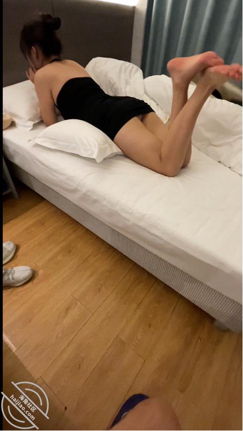 图片[1]-作者：妈妈的丰乳肥臀 《【海角原创22】趁着老妈和情人打电话，必须狠狠干老妈的骚逼》-老宋小屋