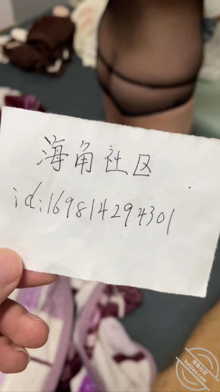 作者：妈妈的丰乳肥臀 《【海角原创30】老妈换上情趣内衣享受儿子的大鸡巴，还让我射到她脸上》-老宋小屋