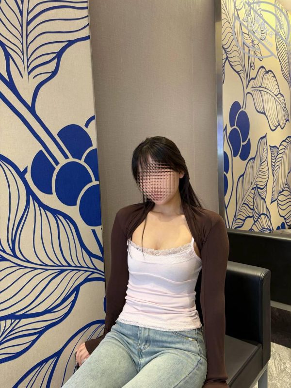 作者：39岁妈妈和30岁堂姐 《（原创113视频贴）终把堂姐双洞齐开！我插入了堂姐的屁眼，假鸡巴插入骚逼》-老宋小屋