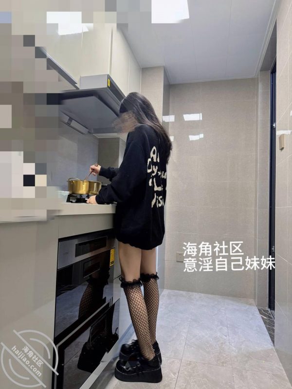 作者：意淫自己妹妹 《【原创视频16】妹妹在厨房和我爸打电话，趁机扯掉内裤按餐桌上狂操不敢出声》-老宋小屋