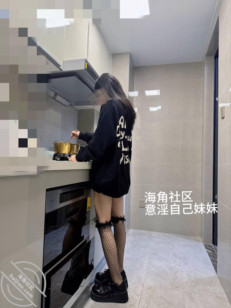 图片[1]-作者：意淫自己妹妹 《【原创视频16】妹妹在厨房和我爸打电话，趁机扯掉内裤按餐桌上狂操不敢出声》-老宋小屋