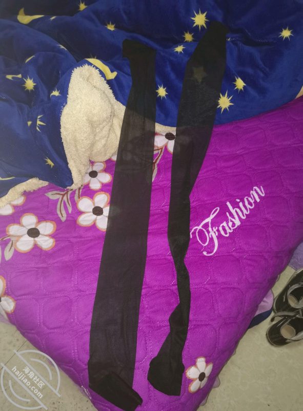 作者：小哥要操亲妈 《（原创）苦苦哀求了好几天，妈妈终于答应穿丝袜了》-老宋小屋