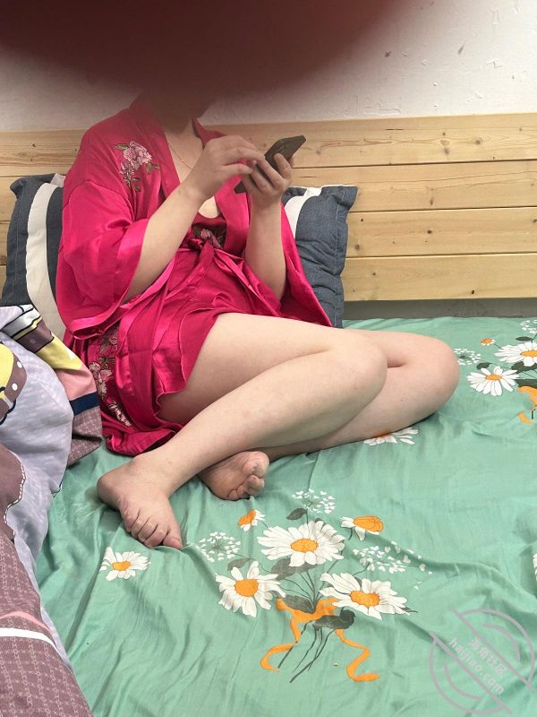 作者：单亲为爱追母 《原创8寒假操妈妈计划终于操到妈妈，在我不要了死磨硬泡下终于掰开妈妈的腿。》-老宋小屋