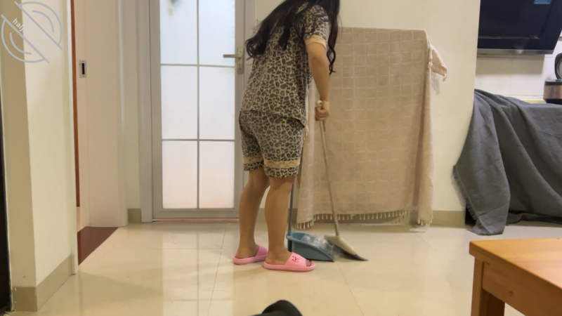 作者：王红妈妈 《15【原创】51假期老爸出差，老妈身着妩媚大扫除，儿子忍受不住把亲妈操喷》-老宋小屋