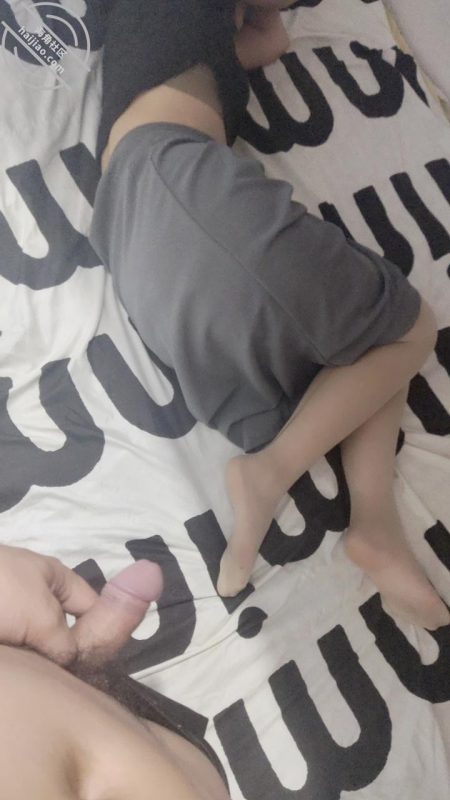 作者：我的36岁后妈 《视频小妈劝我和爸爸和好，回家拿衣服语言攻势下再次内射了我的36岁少妇后妈》-老宋小屋